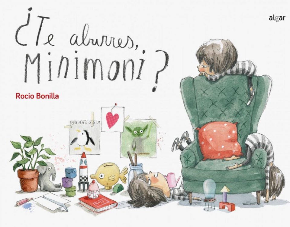 Portada del libro en el que aparece la protagonista en distintas posturas en un salón